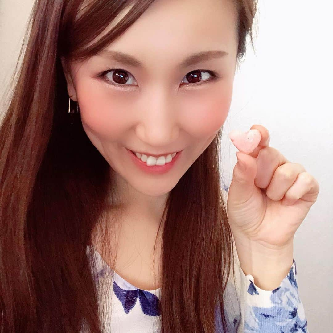 岡村真依さんのインスタグラム写真 - (岡村真依Instagram)「♡5こ入ってたょ💖💖💖  ピンクだらけでひな祭り先取り🎎💖 遅れ節分がしたくてキンパ頼んだのに🤣 節分andひな祭り✨✨  手書きのお手紙付きの韓国料理屋さん🥺 絶対また頼みたいってなった❣️❣️  #美浜会 #自粛中の過ごし方 #自粛生活を楽しく過ごす #ひなあられ #さくら麩菓子#キャラメルコーン #キャラメルコーンもも味 #毎年恒例 #さくら棒 #ピンク祭り #ひな祭り #キンパで節分 #キンパ #ヤンニョンチキン #韓国料理 #koreanfood #ハート #lotsoflove #💖」2月13日 21時34分 - maimai_maai