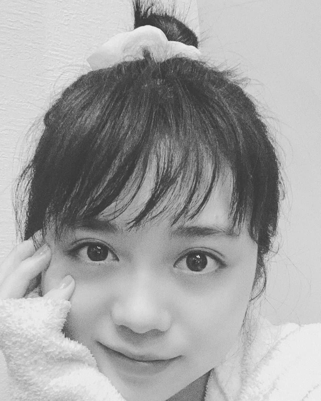 金野美穂のインスタグラム：「ぎり  お団子出来た🍡  #おだんごヘア #monochromephotography  #モノクロ」