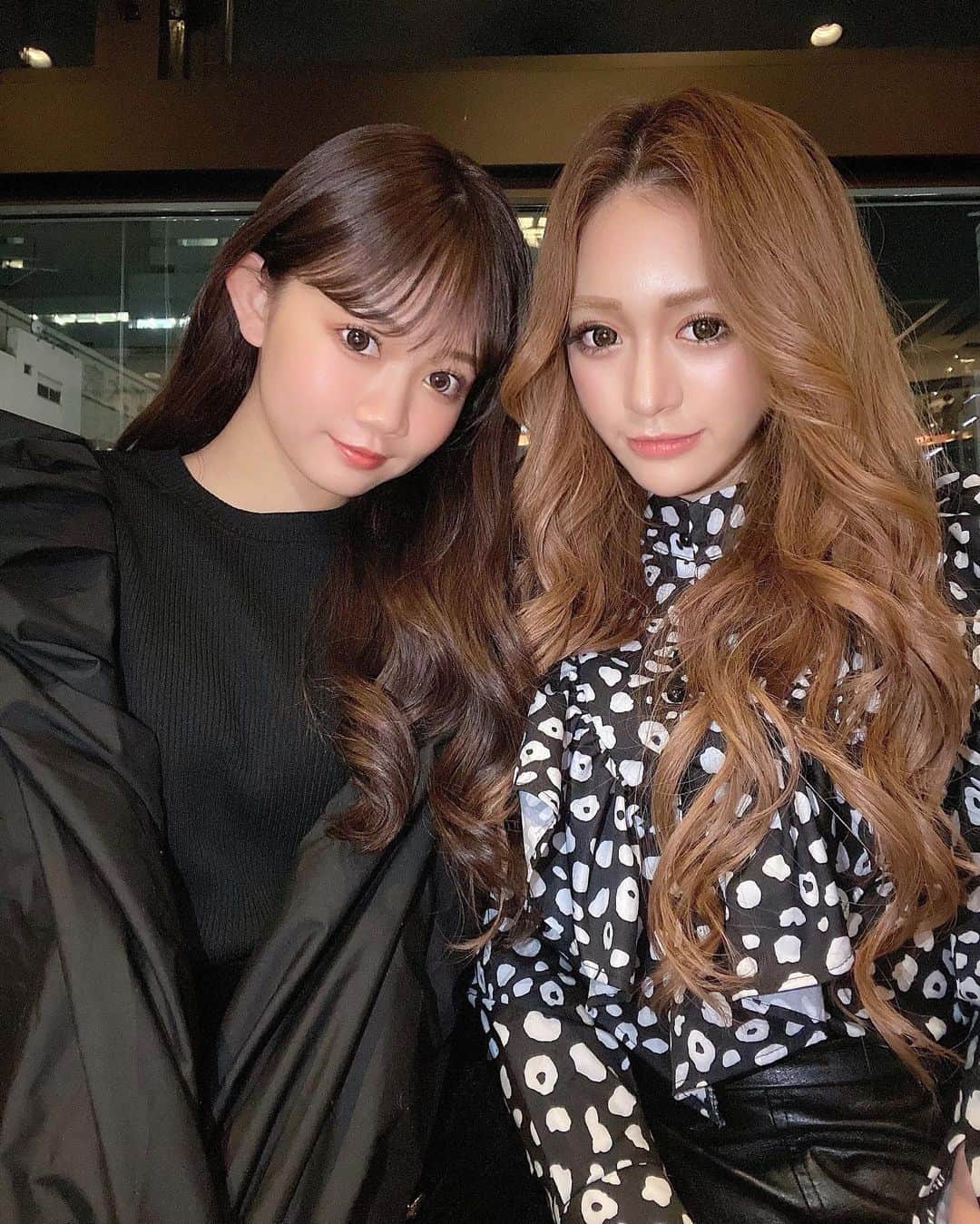 加藤夏歌のインスタグラム：「#なぎなつ 𖠋𖠋 . 気づいたら2人とももも様のブランドの お洋服きてた🖤🤍 . ブランドオープンおめでとうございます🥳」