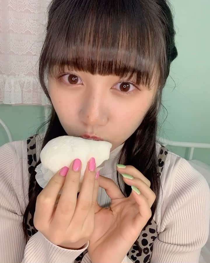 市川優月のインスタグラム：「. . 写真がなくて大好物をたべてる市川さん これ本当に美味しくてだいすき💍 #あざといちかわ . #口周りについてるのは狙ってるんだよわざとだよ。 #最近気になってるコンビニスイーツはなんですか?」