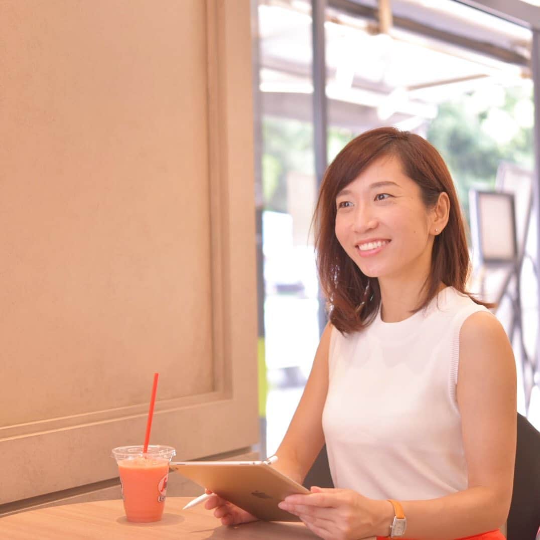 小島亜輝子のインスタグラム：「◾️スピーチトレーニング　﻿ ご新規様からのお申込み終了のお知らせ﻿ ﻿ いつもご覧頂きありがとうございます。﻿ 私のスピーチトレーニングのお申込みは ご新規の方からは﻿ 2021年3月末日にて終了とさせて頂きます。﻿ ﻿ 既存のお客様からのレッスンご継続のお申し込みは、引き続き承ります。﻿ ﻿ ありがたいことにたくさんお申込みを頂いており、﻿ ご予約枠が大変少なくなっております。﻿ ﻿ 一方で、私自身が医師国家試験の受験まで1年を切り、﻿ 今後、レッスン枠を縮小していく見込みです。﻿ ﻿ 現在レッスンのご検討を頂いているお客様は、﻿ お早めにお申し込みをお願い申し上げます。﻿ ﻿ ﻿ ◾️レッスン内容につきまして﻿ ﻿ 90分レッスンでは、﻿ 30分かけてじっくり行う話し方カウンセリングと、﻿ スピーチトレーニングを60分行います。﻿ 内容は、お客様のお悩みや目的に合わせてカスタマイズいたします。﻿ 2回目以降の方には、カウンセリングは短めに、﻿ レッスン時間を長くして行います。﻿ プレゼンや面接の準備、社内向けビデオ撮影に向けたチェックなど、お持込の内容も、対応可能です。﻿ ﻿ レッスン料金　﻿ 単発﻿ 90分　20000円(税別)﻿ 60分　15000円(税別)﻿ 　﻿ 回数コース﻿ しっかりやりたい方には↓﻿ 90分6回 90000円(税別)﻿ ライトにお試ししたい方には↓﻿ 45分4回 30000円(税別)﻿ ﻿ 撮影は　@p_by_mariposa 😍﻿ ﻿ #オンラインレッスン ﻿ #話し方レッスン　#経営者　#リモートワークの話し方　#タイムチケット　#ストリートアカデミー﻿ #フリーアナウンサー　#オンライン司会 ﻿ #ナレーション収録　#ナレーター　﻿ #スピーチトレーナー小島亜輝子﻿ #アナウンサーが教える話し方 ﻿  #起業家　#女性起業家 #フリーランス﻿ #気象予報士　#群馬県出身﻿ ﻿ #医学生 #medstudent﻿ #医学部再受験　﻿ #文学部卒　#教育学専攻　#文系からの医学部受験　﻿ #社会人から医師へ」