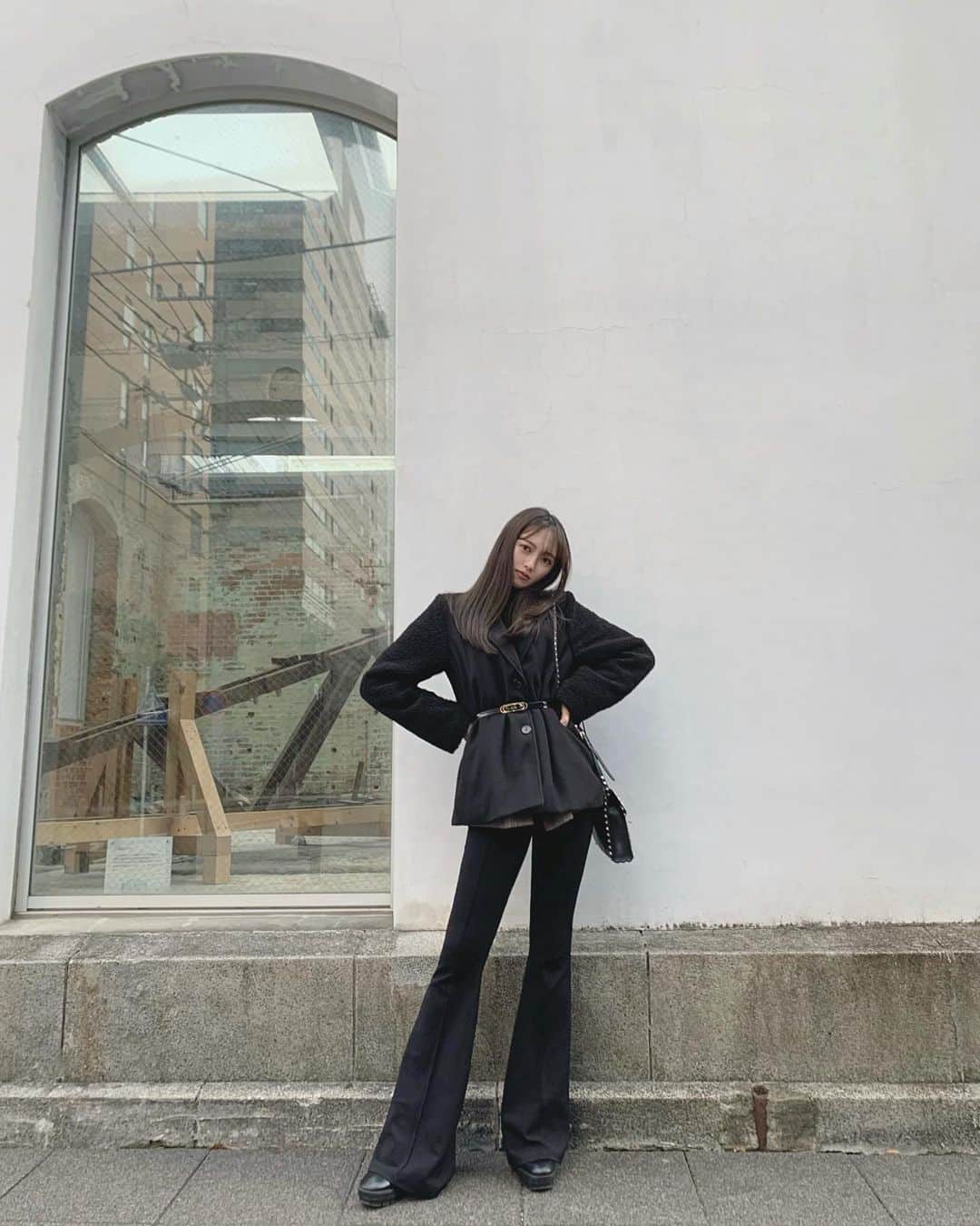 のインスタグラム：「today's outfit👗💭 . . 最近またオールブラックにはまっている、、🤭❤︎ かっちりしてるものを着るとシャキッとするね☀️ ベルシュカのパンツ形が凄く好きでブラウンも持ってる😙💐 . . #ootd #ootdstyle #allblackoutfit #valentinobag #bershkastyle #🖤」