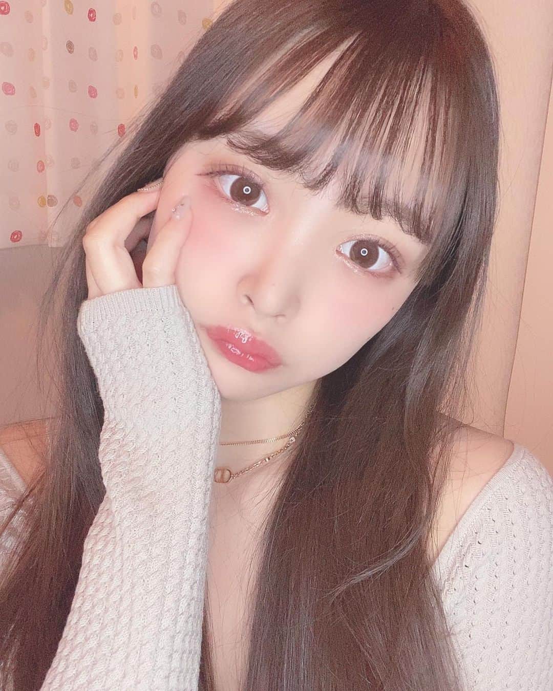 鳥海絢菜のインスタグラム：「・ 久しぶりに前髪分けないで撮ってみた📷✨ ・ ・ CLIOのラメシャドウと3CEのジェルラメの相性抜群〜💎 ・ #make #メイク #3ce #clio」