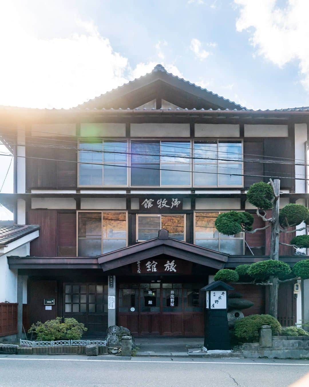 6151のインスタグラム：「大正浪漫な老舗旅館。  映画「犬神家の一族」のロケ地としても使われた宿。重厚な木造建築に歴史を感じる。昔にタイムスリップしたみたいな気持ちで良い時間を過ごした。  ---  「長野県佐久市」への旅 Hanako No.1193  #hanakotravel 掲載中です。」