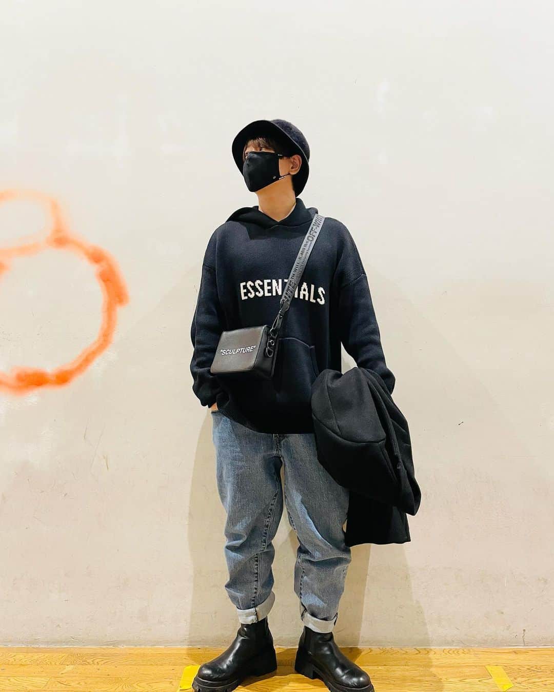 ?Yukihiro Ito?のインスタグラム：「🖤💙🤍 ・ ・ 色んな俺‼️笑 ・ 2020年までは ある程度いき過ぎてても 見せ方、ブランディング、フォロワーの数で ファン作りや、集客ができた ある意味で誤魔化しが通じた時代だった🙄 ・ ・ 2021年は いき過ぎた見せ方や誤魔化しは通用しなくなり 嘘のブランディングや、 単なるフォロワーの数だけでは何の意味もなく ・ 本当の意味での 実力、人間性、信用、信頼がないと 人間関係も仕事も発展しない時代になると思う🙄 ・ ・ #知らんけど ・ ・ #essentials #fearofgod #offwhite #levis #zara #chromehearts #kangol #kangolhat #ootd #fashion #2021年 #オフホワイト」