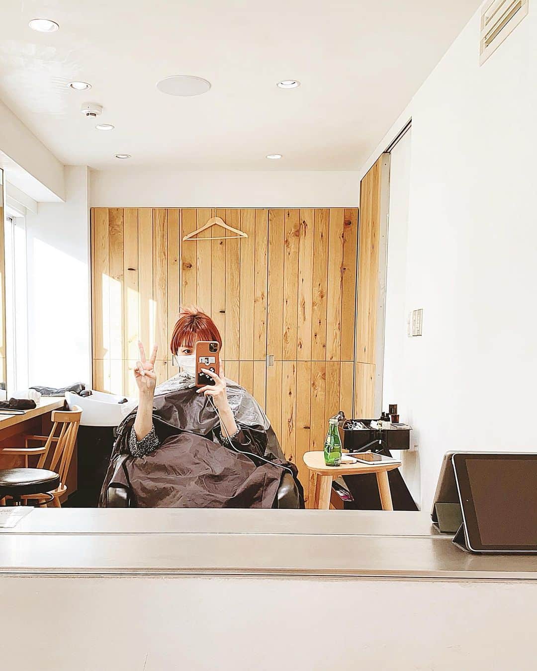 知華のインスタグラム：「2021.02.13 美容院💇‍♀️個室💇‍♀️ 美容院の個室は閉鎖的な空間が多いのだけど、 ここは光が入って気持ち良かった。  前髪切ってもらうのと 眉毛染めてもらうことを 頼むの忘れてしまった😂  #染める前  #redhair #赤髪」