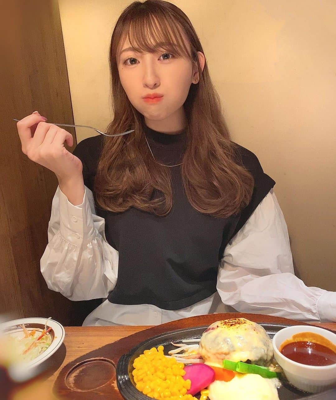 中村このみのインスタグラム：「* 五反田の目黒川沿いにあるステーキ・ハンバーグ専門店 『ミート矢澤』に行ってきました🐂🐄  黒毛和牛100%デミグラスチーズハンバーグを頂きました！ 肉汁じゅわ〜でレアな感じたまりません🥺 お腹いっぱい大満足な中村でした🤤✌️  #ミート矢澤#ハンバーグ#Hamburg#ハンバーグ女師匠」