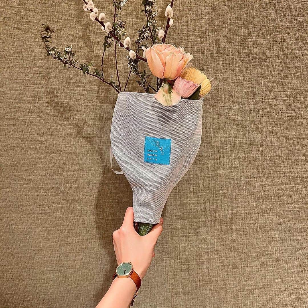 チアコマさんのインスタグラム写真 - (チアコマInstagram)「コロナ禍でずっと頑張っている﻿ 医療従事者の方々へ﻿ ﻿ ブルーフラワーアクション﻿ @bluefloweraction﻿ ﻿ 花を通じてお祈りします♡﻿ #いつも大変な中ありがとうございます！﻿ ﻿ お花買った時に頂いた﻿ カバンカカビンカ、帰るときにさっそく付け替えたんやけど、可愛かった♡﻿ エコバッグのお花バージョン♡💐﻿ ﻿ ﻿ ﻿ #ずっと頑張ってくれてありがとう﻿ #ブルーフラワーアクション﻿ #bluefloweraction﻿ #お花　#医療従事者　#お祈り﻿ #コロナ　#コロナ禍﻿」2月13日 21時48分 - chia_koma