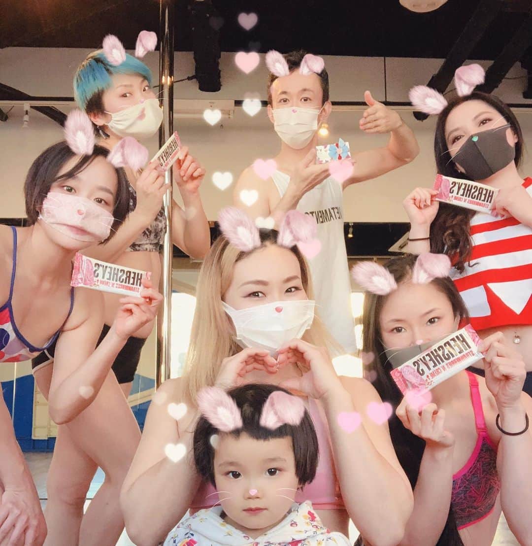 EMYのインスタグラム：「パワートリックWS💪💪💪 ありがとうございました✨  憧れのトリックにチャレンジ🎀  一筋縄でいかないことも多かったと思うのですが、笑顔でチャレンジしてくださってありがとうございました🌸またリベンジ、そして練習、レッスンも、楽しく怪我なく頑張っていきましょう🤗  私の新ネタ！？😇レゲエおじさん風レクチャーも見守ってくれてありがとうございます☺️✨(いつも楽しくしようと思うとおかしなことしちゃうの、笑ってくれて、うれしいです❣️)  ポールダンスって、いろんな楽しさがあるから、まだまだたくさん楽しんで行きたいですね✨  みなしゃんハッピーバレンタイン🌸💖🌸 いつもありがとうございます💓✨  良い週末お過ごし下さい😊✨」