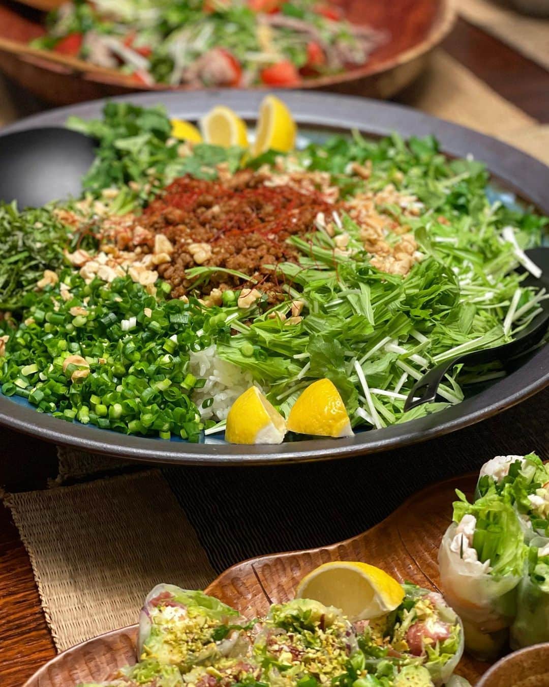 のインスタグラム：「今夜は、ベトナム料理の牛肉サラダと生春巻き二種と、たっぷりお野菜の挽肉カレー混ぜごはん。  #ベトナム料理　#晩ごはん」