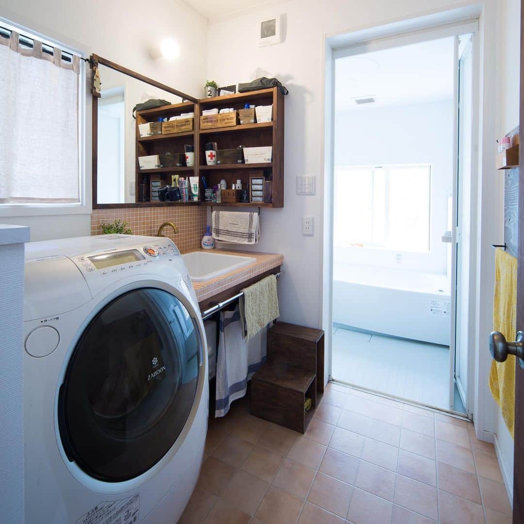 ハウスサポート/アイリーフラボのインスタグラム：「【身支度が楽しくなる空間】 洗面台・ユニットバスと総入れ替えです。ナチュラルな造作洗面がお気に入りの場所になりました☺️ 毎日、身支度するのが楽しくなりますね💕  清潔感たっぷりのトイレにはグリーンや木製の紙巻き機がよく合いますね✨  寝室の扉には木製のプレートでお出迎え🍀  ーーーーーーーーーーーーーーーー じっくりコトコトナチュラルなお家づくりをしています🍀 お施主様の様々なご要望をお聞きするのが楽しみです😊 一緒に楽しみながらお家づくりをしてみませんか。  ★お家づくりの資料請求はコチラから↓↓↓ @request_hs  ーーーーーーーーーーーーーーーーー  コメントやフォロー宜しくお願い致します😌 ★アイリーフラボの施工事例はコチラから↓↓↓ @i_leaf_labo  ーーーーーーーーーーーーーーーー #注文住宅#マイホーム#インテリア#新築#家#建築#住宅#インテリア#工務店#マイホーム計画#自然素材 #house#design#デザイン#architecture#暮らし#無垢材#家づくり#漆喰#木の家#施工事例#ハウスサポート#アイリーフラボ#京都の注文住宅#設計#キッチン#リフォーム#リノベーション#造作洗面台#ベットルーム」