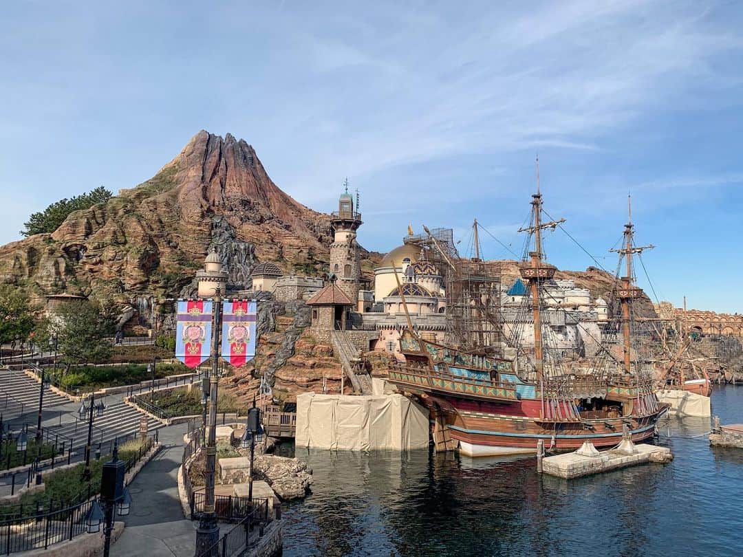 のインスタグラム：「＊  ＊  いい天気だとお散歩が捗りますね🚶‍♀️  #tokyodisneyresort #tokyodisneyland #disneygram #disneylover #disneylove #disneylife #disney #東京ディズニーリゾート #ディズニー #ディズニー好きな人と繋がりたい #ディズニー好きな人と仲良くなりたい #ディズニー女子 #東京ディズニーシー #ディズニー散歩」