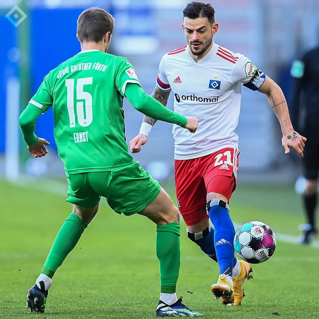 ハンブルガーSVさんのインスタグラム写真 - (ハンブルガーSVInstagram)「0:0 – Torlos geht’s im #Volksparkstadion in die Halbzeitpause 🏟🔷 Wenig Höhepunkte bislang, erwähnenswert ist allerdings die 5. Gelbe Karte von Stephan #Ambrosius, der damit in der kommenden Woche nicht mitwirken darf 🟨😐  #nurderHSV #HSVSGF #Bundesliga2 📸 @witters_sportfotografie」2月13日 21時53分 - hsv