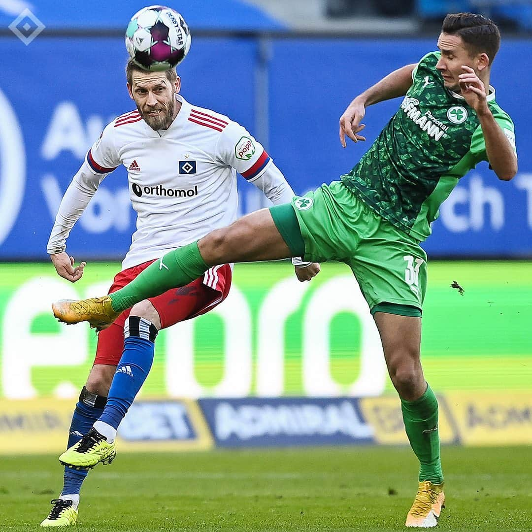 ハンブルガーSVさんのインスタグラム写真 - (ハンブルガーSVInstagram)「0:0 – Torlos geht’s im #Volksparkstadion in die Halbzeitpause 🏟🔷 Wenig Höhepunkte bislang, erwähnenswert ist allerdings die 5. Gelbe Karte von Stephan #Ambrosius, der damit in der kommenden Woche nicht mitwirken darf 🟨😐  #nurderHSV #HSVSGF #Bundesliga2 📸 @witters_sportfotografie」2月13日 21時53分 - hsv