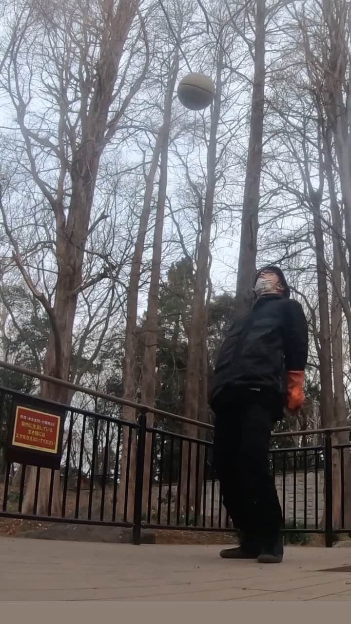 のインスタグラム：「discovering in this deep deep forest﻿ ﻿ 森林の霧の雰囲気良きです。﻿ 怪しい空気の中で向き合い磨く⏱﻿ そしてマジ空気美味い﻿ ﻿ 🪖: @s.r.e.a.m._  🦺: @gstarraw_jp  👖: @dollynoire_japan  ﻿ #freestylebasketball #beats #japan #freestylesport #forest #dance #urban #himuroyoshiteru #Ianurbina #maritimemerrygoround」
