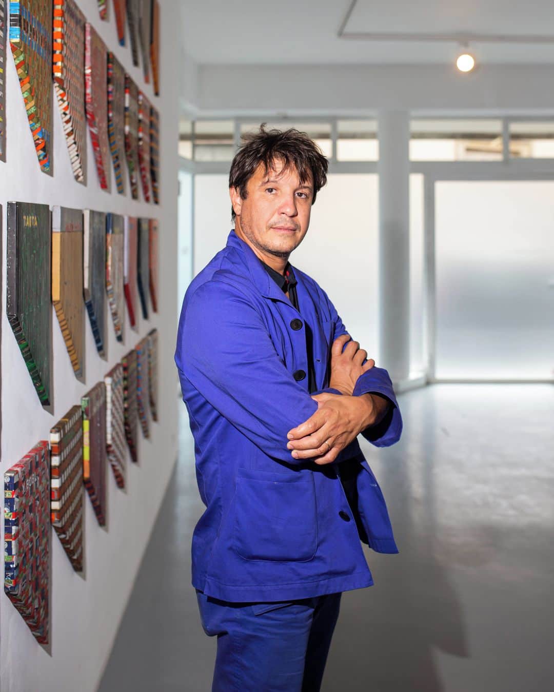 ルモンドのインスタグラム：「Artiste plasticien français internationalement reconnu, Adel Abdessemed, né en 1971 en Algérie, pratique le dessin, la vidéo, la sculpture – comme le Coup de tête de Zidane, en 2012 – et est l’auteur de plusieurs installations controversées. Ses œuvres figurent dans de grands musées, dont le MoMA à New York, et Beaubourg à Paris, qui vient de faire l’acquisition de vingt-cinq de ses pièces pour sa collection permanente, ainsi que dans les fondations de François Pinault ou de Bernard Arnault.⁣ Se définit-il comme un provocateur? « Je ne le suis pas, j’aime aller contre la masse, la pensée unique, depuis toujours. La provocation, c’est éphémère, la résistance ça dure, il y a une différence fondamentale : j’ai voulu résister depuis que je suis enfant. Partout dans le monde, la liberté d’expression régresse. On accuse même Marguerite Yourcenar d’être misogyne ! On vit dans une époque où il est difficile de plaisanter et de parler sous peine d’être accusé de sexisme, d’homophobie, de racisme… etc. L’écrivain autrichien Stefan Zweig a écrit, en 1942, peu avant sa mort : « Le futur ne nous rendra jamais ce qui nous a autrefois rendus heureux ». Il faut défendre les valeurs de la France, et notamment la laïcité, qui est la religion de la liberté. Il ne faut pas négocier avec les terroristes. Je sais de quoi je parle, je les connais. »⁣ -⁣ Adel Abdessemed (@adel_abdessemed) photographié à la galerie Wilde (@wildegallery), à Genève, le 2 septembre 2020. Photo : Pierre Albouy (@pierrealbouy)⁣ -⁣ #artcontemporain #culture」
