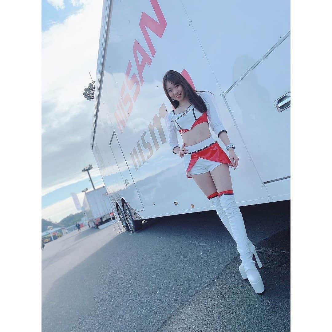 望月さとみのインスタグラム：「【ご報告】  改めてInstagramでもご報告させていただきます。  今年もSUPER GT GT500クラス 「2021 クラフトスポーツガール」を務めさせていただきます。  応援するチーム体制は SUPER GT  GT500クラス  カーナンバー  3号車 NDDP RACING with B-MAX  CRAFT SPORTS MOTUL GT-R  田中 利和  監督  ドライバーは 平手 晃平  選手 千代勝正  選手です。  今シーズンも3号車の応援よろしくお願いします✨」