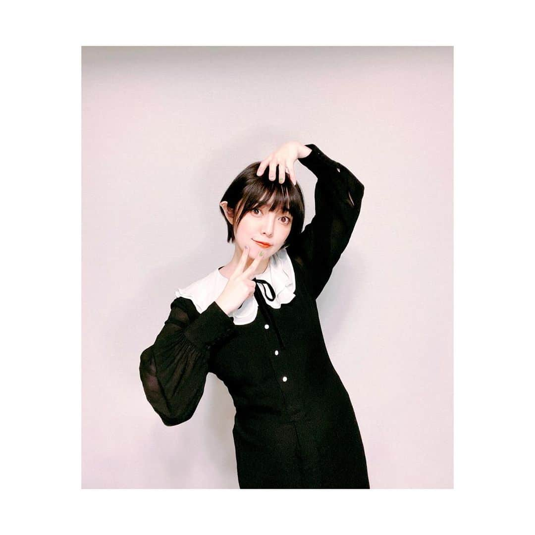 佐藤聡美さんのインスタグラム写真 - (佐藤聡美Instagram)「* * * 「西明日香オンライン生誕祭2021」に おめでとうコメント🎉を 送らせていただきました。 * * #にししのらじじ へお邪魔した際の 楽しかった思い出や 「ふ〜ん。エッチじゃん？」のお話 そして心の妹西ちゃんへの愛を お話ししたのですが、西ちゃんにも 参加した皆様にも喜んでもらえたみたいで ほっとひとあんしんです☺️ * 改めて、西ちゃんお誕生日おめでとう〜🎂 * * * そんなこんなで とってもお久しぶりな更新…！ 元気です！生きてますとも！ ここ数日、色んな人からカニをもらう夢を見て 甲殻類アレルギーなんだけどな〜。でも、みんなにこにこ してるから…いっか🤗🦀🤗🦀🤗 ってなってました🦀 * 意識しないとSNSも携帯も ほっぽって、お仕事や推し事や読書やゲームやお料理に どっぷり夢中になってしまうので 便りがないのはほにゃららら〜だと 思ってください。笑 * * でも、そろそろタイミングを見て またストーリーズで皆さんと 交流できたらな〜と ぽやぽや思っているので その時が来たら、お付き合いしてくださいね🌸 * * * * #にししのらじじポーズ  #頑張って #練習したけど #合ってるかな ☺️？？ #西ちゃん #お誕生日おめでとう  #ふーんエッチじゃん #を #イメージしたポーズ #😈  #ワンピース の #リボン  #うまく結べないところ #撮れてた #不意打ちショット  #眠そうな顔してるやん #🤗  #そんなこんなで  #わたしは #元気です #🌸  #佐藤聡美」2月13日 21時56分 - sugar_me58