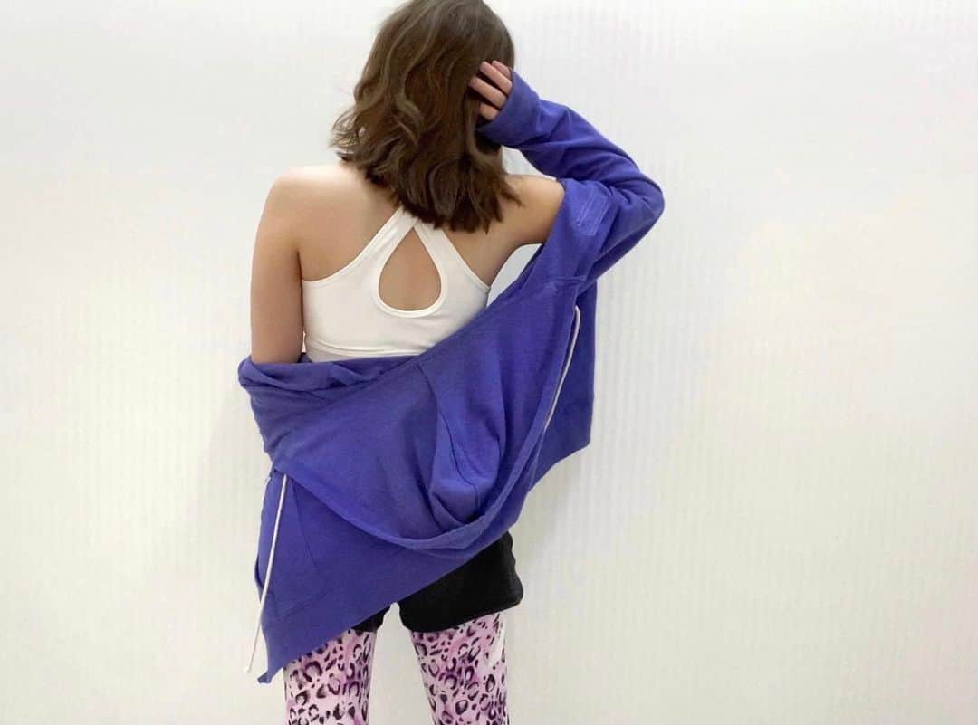 ドーキンズ英里奈のインスタグラム：「Training 🏃‍♀️ ⠀ 年末くらいから 低酸素トレーニングはじめました。 ⠀ 少しずつ体力ついてきた気がする。 30分連続で走れるようになるのが目標です。 ⠀ ⠀ ⠀ ⠀ 最近お気に入りのウェアは @mightysolo  ⠀ サステナブルな活動をしている企業で 森林植樹のサポートをしているんです。 ⠀ おしゃれな服でお出かけする機会が なかなか少ない今だから、 トレーニングウェアは派手に楽しんでます🥳 ⠀ ⠀ 15%オフになる私の紹介クーポンコード どうぞ👉🎟erina15 ⠀ ⠀ ウェアを買うことを通して、 環境保護活動に参加できるのも嬉しい◎ ⠀ ⠀ ⠀ ⠀ #trainingday #スポーツウェア #トレーニング女子 #トレーニングウェア #mightysolo #IAmMightySolo #ヒョウ柄コーデ  #スポーツコーデ #ハイアルチ #サステナブル」
