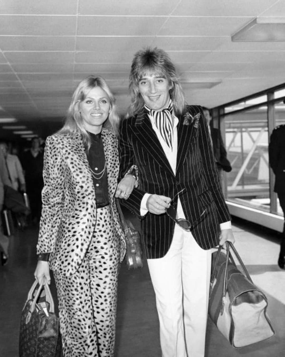 シー ニューヨークさんのインスタグラム写真 - (シー ニューヨークInstagram)「Rod Stewart and Britt Ekland, April 1975 #spotted」2月13日 21時56分 - seanewyork