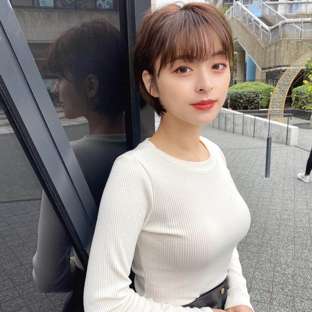 かおりのインスタグラム：「・ ・  ショートの 短め・長めはどっちが好き？☺️  #シンプル　#ナチュラル」