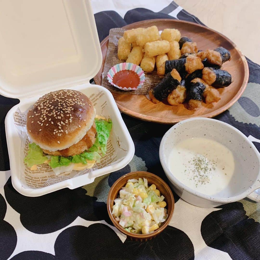 高橋まりなのインスタグラム：「. 子ども達からのリクエストで 久しぶりのハンバーガーを作りました😊 . 🍔エビカツバーガー 🍟ミニハッシュドポテト 🍗のり巻きチキン 🌽コールスロー 🫕クラムチャウダー . ほとんどSL Creationsのストックなので、簡単＆時短！ バンズも手作りできました♡ エビカツさくさくで美味しかったな😋 @slcreations_official﻿ . 緊急事態宣言延長で 気軽にファーストフードも食べに行けないので、3きょうだい大喜びのおうちごはんでした♡ . . #slcreations#安心安全#冷凍食品#無添加#エスエルクリエーションズ#PR#おうち時間#簡単時短﻿#おうちごはん#おうちでハンバーガー#よく食べよく寝る3きょうだい#ミニハッシュドポテト#のり巻きチキン#こだわりえびカツ#クラムチャウダー#OGカットコーン」