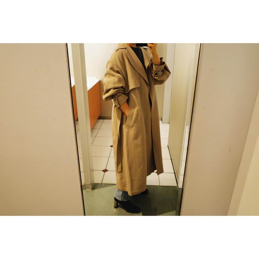川上さやかのインスタグラム：「週末は暖かいと聞いて、絶対着ようと思っていた @rope_jp の新作の🧥 フロントにボタンがない、着流しタイプのベルテッドコート。 横から見た時の袖のボリュームがとても可愛いのです🤍 #coat #rope」
