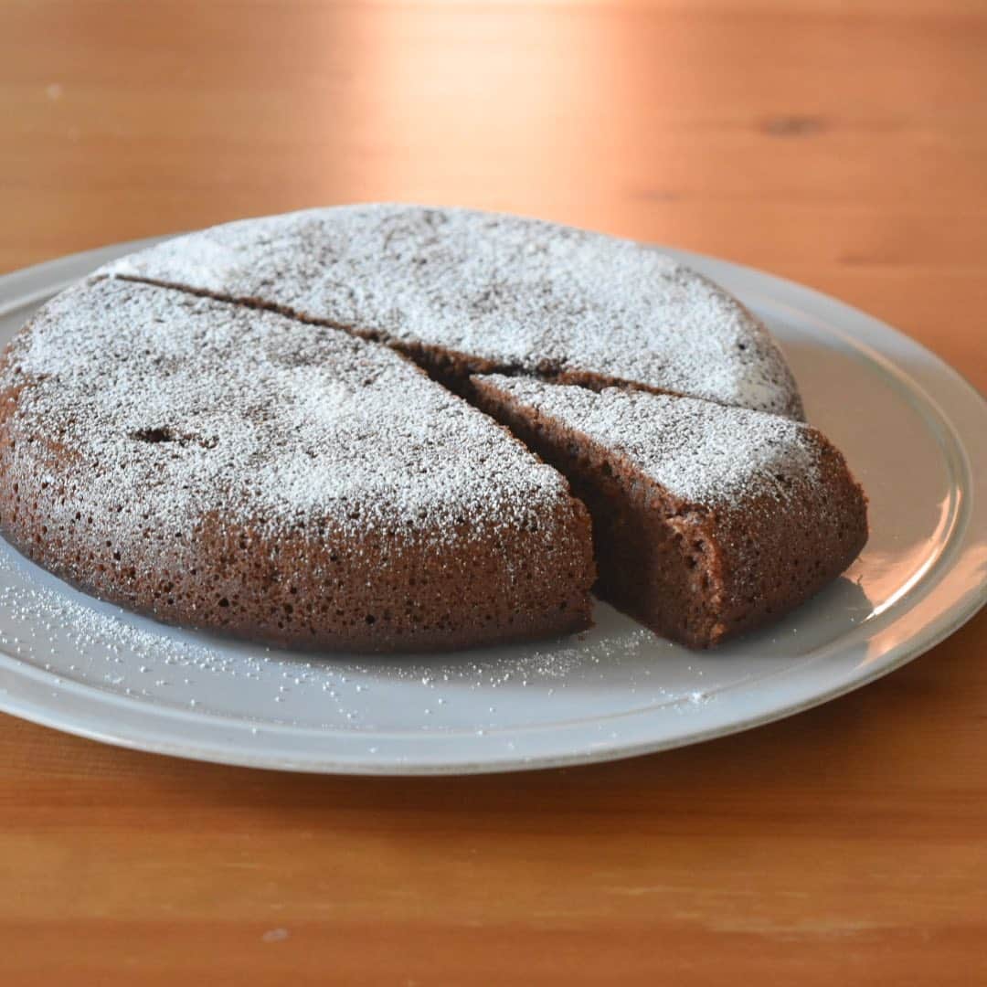 山崎佳のインスタグラム：「今日のおやつココアバナナケーキ。」