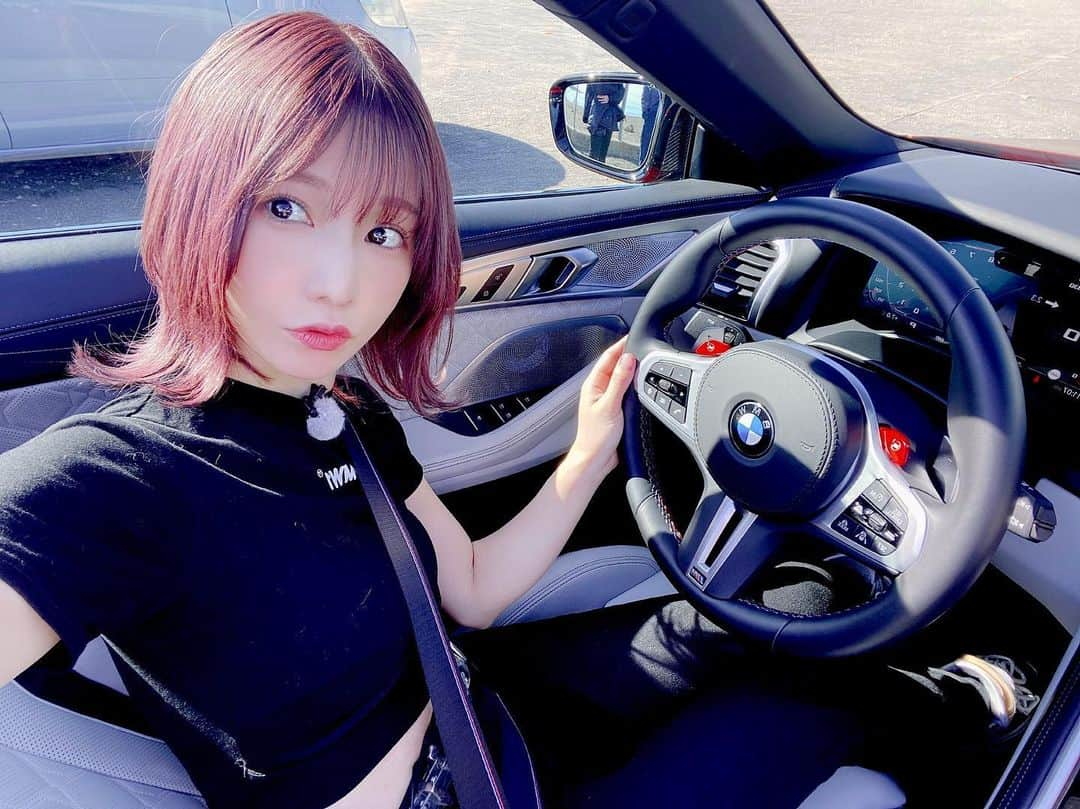 山内あいなさんのインスタグラム写真 - (山内あいなInstagram)「正解は、BMW M8 カブリオレでした🚗  快晴と海とオープンカー。 …最高！！！！  この季節のオープンカーに対して とても寒いイメージがあったけど本当に快適でした。  シート全体がヒーターになっていて、 下半身温泉に浸かって運転している気分。 ひんやりとした外気と温泉。 まさに露天風呂でした。 半袖でも余裕でドライブできたよ😉‼︎ 詳しくはカーセンサーをお楽しみに！  #car #BMW #オープンカー  #スポーツカー」2月13日 22時00分 - ainayamauchi3131