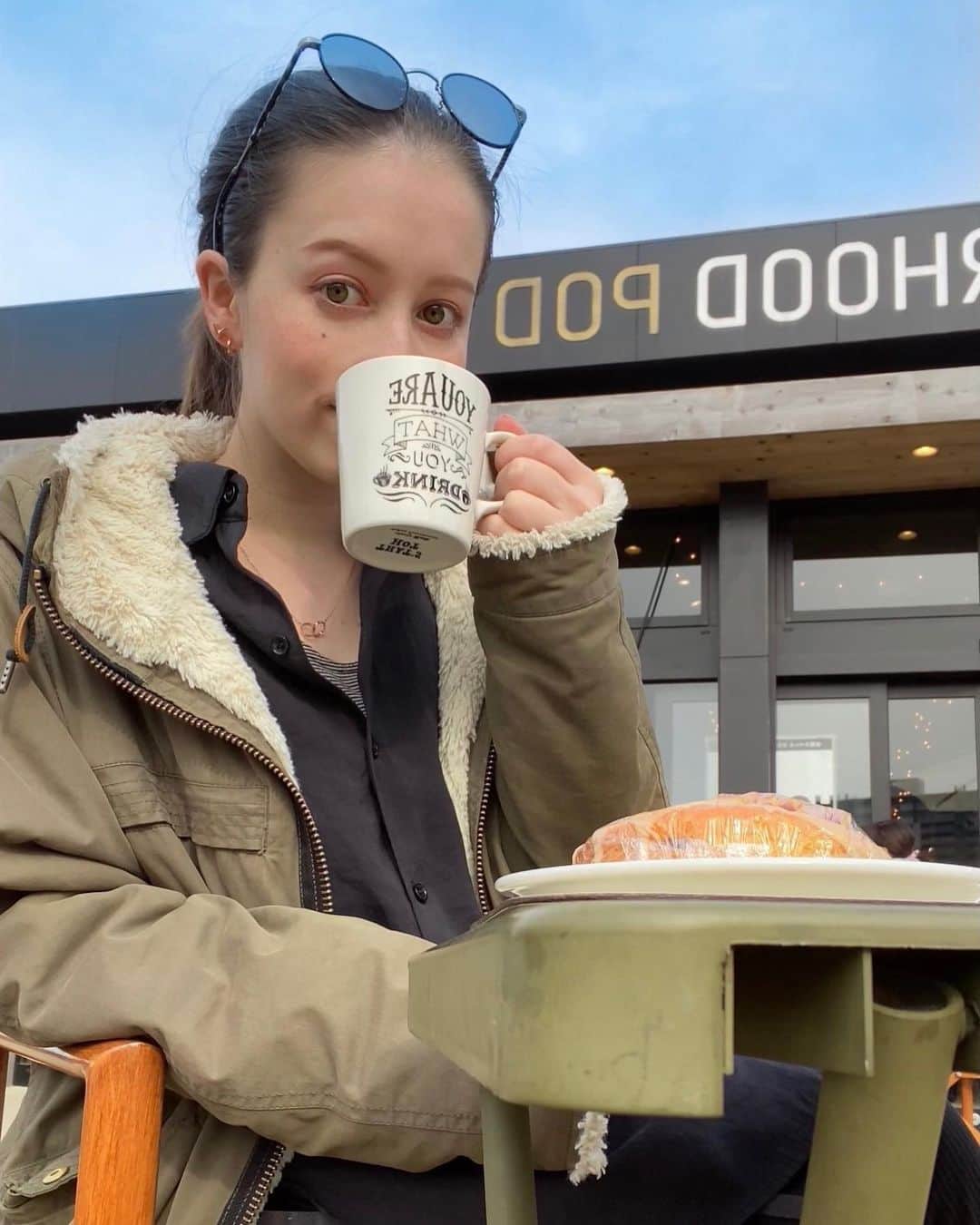ドーキンズ英里奈のインスタグラム：「仕事終わりに少し散歩して テラスがあるカフェへ ⠀ ポカポカ陽気が気持ちが良くて 寝てしまいそうになる心地よさ☺️ ⠀ 黙々と食べて帰りましたが たまには外で一息つくのも 大切かもしれないなぁと思ったよ☀️ ⠀ 程よく歩いたし 良い運動にもなりました！ ⠀ ⠀ ⠀ 今日もお気に入りのDW 左耳には同じくピンクゴールドで合わせて ピンクゴールドの日です♡ (あ、写真反転させるの忘れた！笑) ⠀ ボーイッシュな服着て 可愛いアクセサリー合わせるのも好き◎ ⠀ ⠀ このクーポンコードで15％OFFになるのでぜひ 👉🎟jaerina ⠀ ⠀ ⠀ ⠀ #ダニエルウェリントン #dwgiftsoflove #バレンタインギフト #バレンタイン #海浜幕張 #幕張カフェ #アップルパイ  #幕張ネイバーフッド#pieandcoffee #pieandcoffeemamenakano」