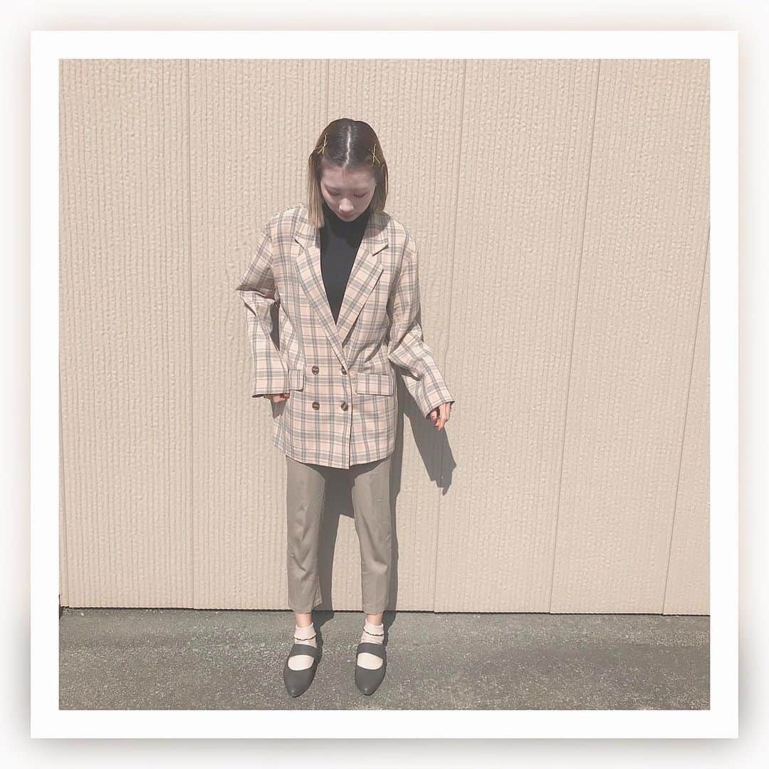 稲葉るりさんのインスタグラム写真 - (稲葉るりInstagram)「今日のコーディネート🧸  カーキパンツにグレーの靴が可愛いの👏🏻  #まみちゃんかめら  #ファッション #カーキパンツ #チェックジャケット #コーディネート #今日のコーデ #ジャケットコーデ」2月13日 22時02分 - make_up_yuka