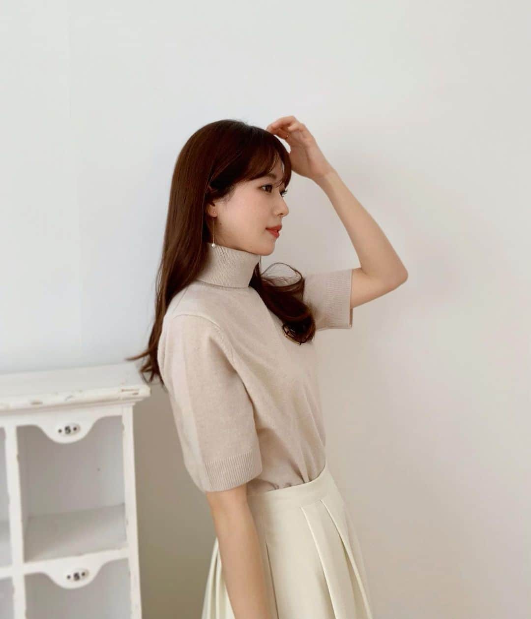 ハンナミのインスタグラム：「🌸  새해 복 많이 받으세요 :)  昨年の秋に販売していたニット。今から春まで また活躍してくれそう☺️ スカートは来週発売の新作です 🍃」