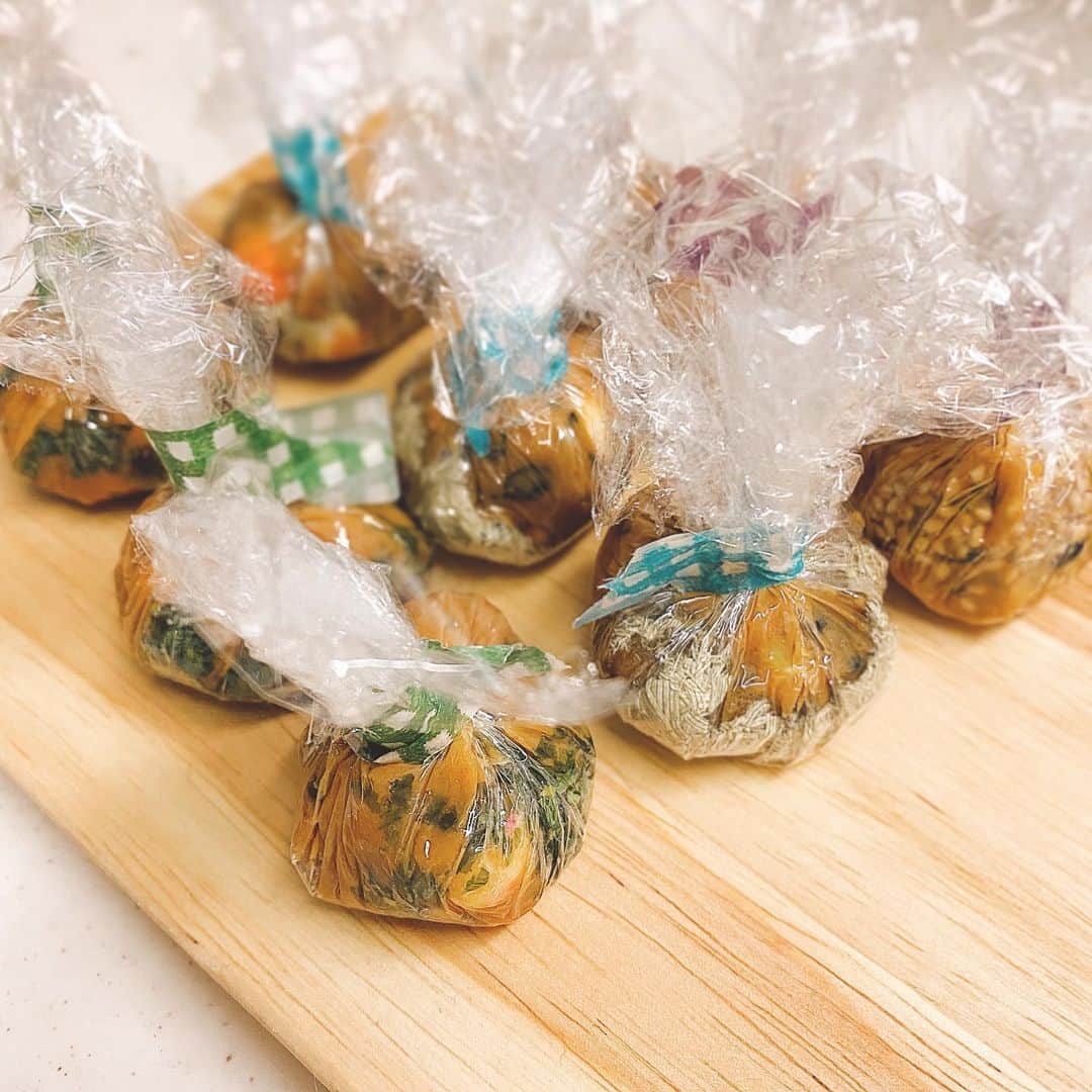 こまけいこのインスタグラム：「味噌玉。  作っておくと便利。 インスタントよりお得。 家にある乾物なんでもいいので入れるだけ。 お湯入れるだけで味噌汁。  味噌 粉末だし 乾物(乾燥わかめ、乾燥ネギ、お麩、切り干し大根、干し椎茸など) トッピング(青のり、とろろ昆布、炒り胡麻など)  私は1つ18gで作ってます。 (味噌大さじ1ぐらい) お湯の量で濃さを調節。 トッピングをもっと綺麗にすれば見栄えもいいのだけど、お湯入れちゃえば一緒なので、混ぜて丸めただけ。  時間のある時に作り置きしたり、冷凍保存したり。 特にこの一年は家にいる時間が増えたのでやるようになったかもしれない。  寝てばかりの日々もあるけど、できる時は楽しく過ごす。  具の中身によってマステの色変えてるけど、誰も気付いてない。 まぁ、具なんてなんでもいいのだ。  #味噌玉　#作り置き　#おうち時間　#味噌汁　#発酵食品　#毎日のご飯大変　#みんなそうだよね　#バレンタイン前日に味噌玉作るbba」