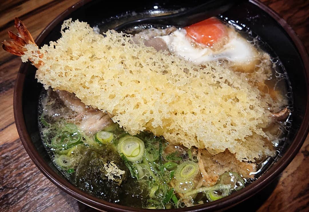 和田益典さんのインスタグラム写真 - (和田益典Instagram)「◆ かすうどん . ラーメン続きだったので、今日の昼食はうどん。 . . ミックスうどん (麺＆かす大盛) に＋セルフのライス。 . げっさくさ満腹になりましたよ。 . . . 因みにミックスは、海老天・肉・玉子・昆布・カスが入ってます。 . かすやのうどんは、かなり久々に食べたけど、だいたいいつもコレをチョイスしてました。 . まだ藤井寺と松原にしか店舗がない頃は藤井寺本店によく行きましたよ。 . 今はアチコチにありますね。 . . #かすうどん #うどん #天ぷら #かすや #油かす #ミックスうどん #玉子 #udon #japanesenoodle #noodles #lunchstagram #lunch #foodstagram #food .」2月13日 22時06分 - masunori_wada