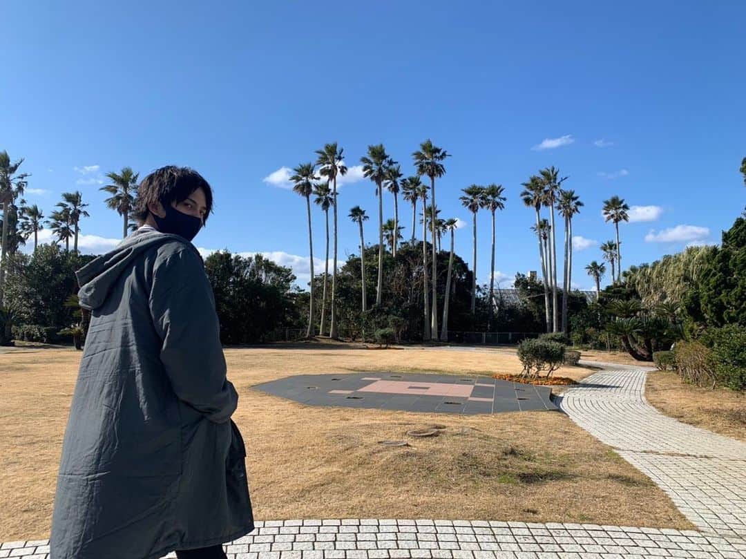 中島健さんのインスタグラム写真 - (中島健Instagram)「. 🌴☀️🧹 #中島健 @tommy_official_film」2月13日 22時08分 - njpw_k