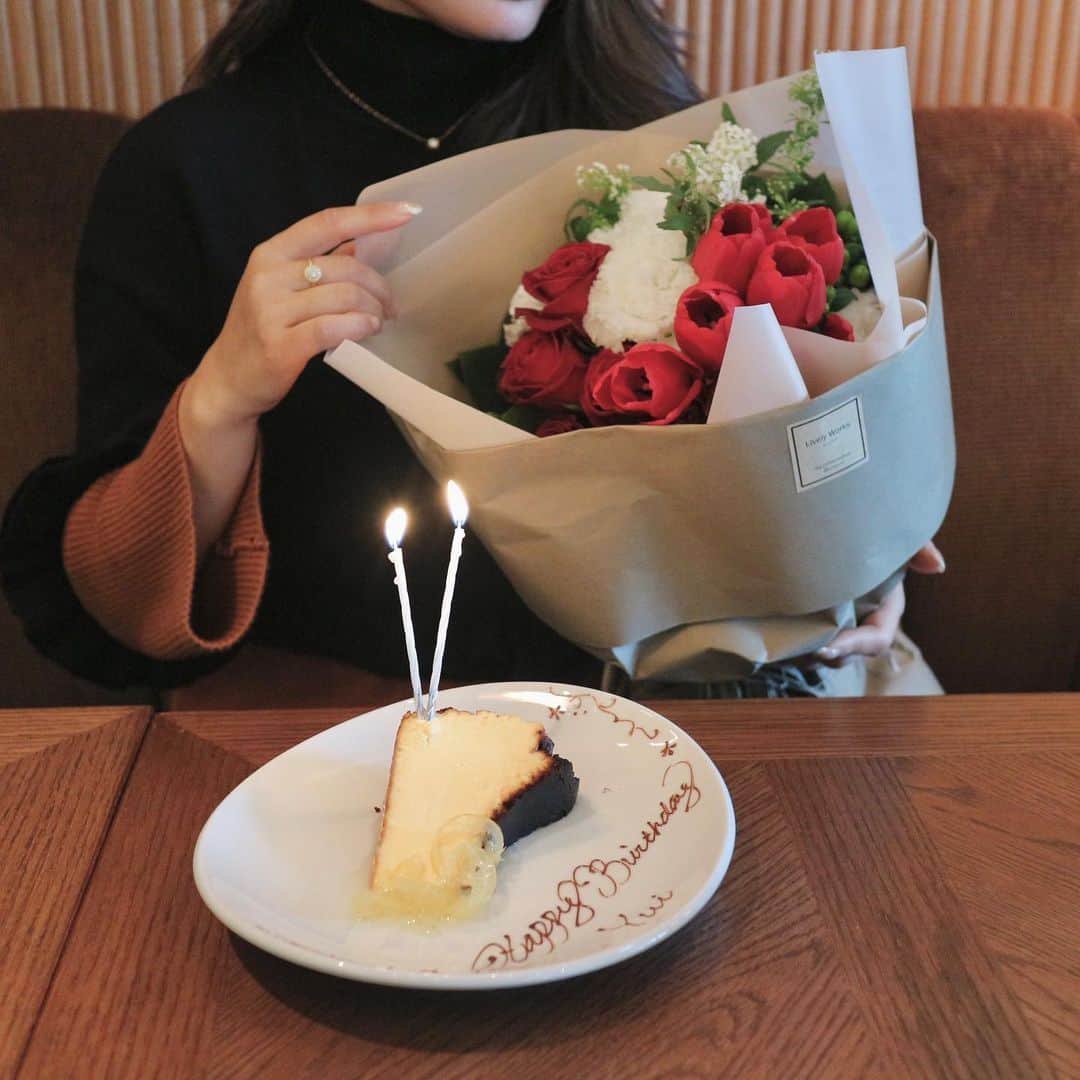 杉下理世のインスタグラム：「お誕生日ケーキとお誕生日フラワー𖧷 お花があるだけで雰囲気が華やぐね🌼 明日はValentine♡ Have a sweet day ⸝⋆ 私は自分用にピエールマルコリーニ買いました❤️ #flower #birthdayflower #花束 #flowerbouquet #bouquet #birthdayparty #aoyama #青山グランドホテル #thebelcomo」