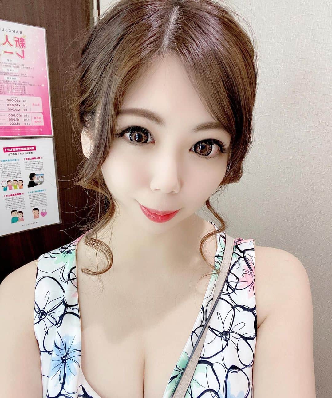 安藤ユキのインスタグラム：「バレンタインのチョコ🍫 沢山あります（＾ν＾） もらいにきてね🥺笑  #バルセロナグループ #キャバ嬢 #キャバクラ #北海道 #札幌 #すすきの #美女 #美人 #美容 #可愛い #ニュークラブ #ホステス #ススキノ #ラウンジ #ガールズバー #飲み屋 #水商売 #呑み #キャバ #かわいい女の子 #さっぽろ #ニュークラ嬢 #ポケパラ #ナイツ #ニュークラ #ニュークラ嬢 #すすきのグルメ #札幌観光 #likefoflike #follow4follow」