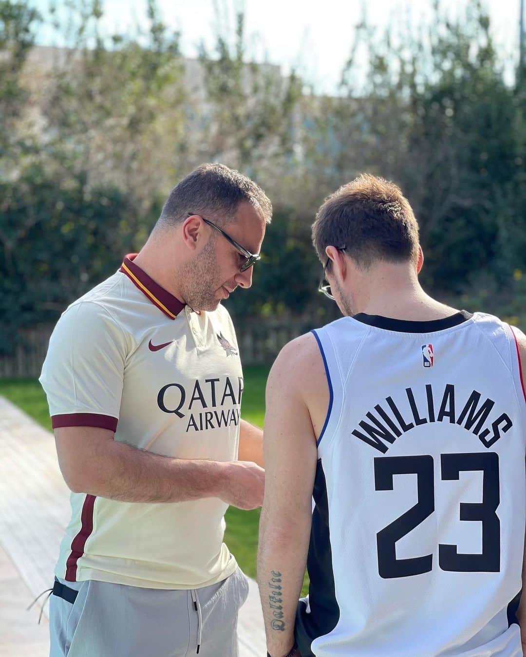 muratdalkilicのインスタグラム：「Football vs Basketball ?」