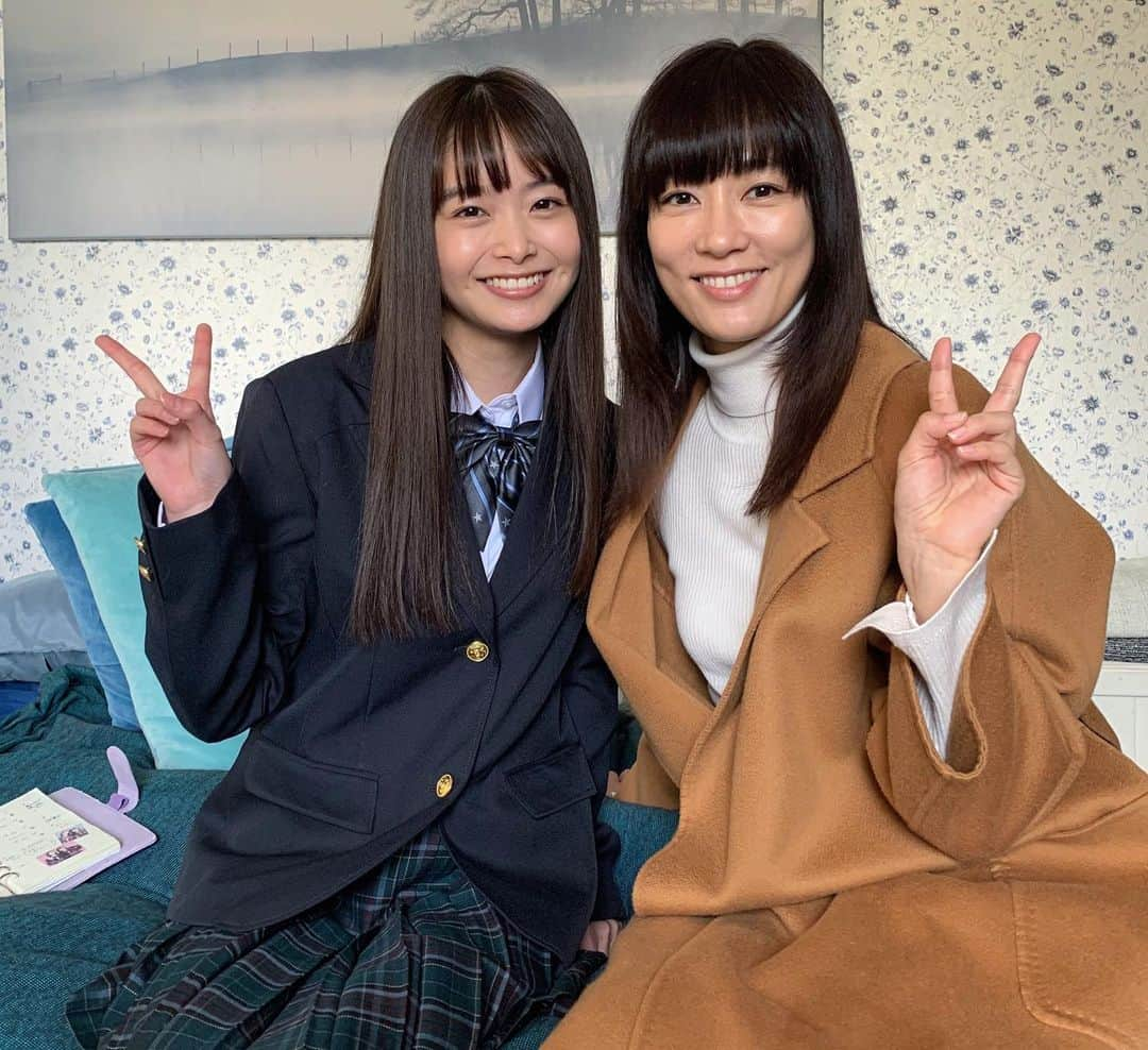 五島百花さんのインスタグラム写真 - (五島百花Instagram)「ドラマ「ナイルパーチの女子会」第3話 見ていただきありがとうございます☺︎ 今までに挑戦したことのない難しい役ですが、本番では楽しみながら演じることができました このあとも出演するのでお見逃しなく👀  写真は水川あさみさんと！ 志村栄利子（水川さん）と高校生時代の栄利子（私）のツーショットです 似てますか？？😏 ドラマの中では少し怖い女性を演じている水川さんですが、実際は気さくで優しい方でした☺︎ またお仕事ご一緒できるように頑張ります！ 見逃した~って方はTVerで見られるので見てね  #ナイルパーチの女子会#水川あさみ さん#五島百花」2月13日 22時20分 - momokagoshima