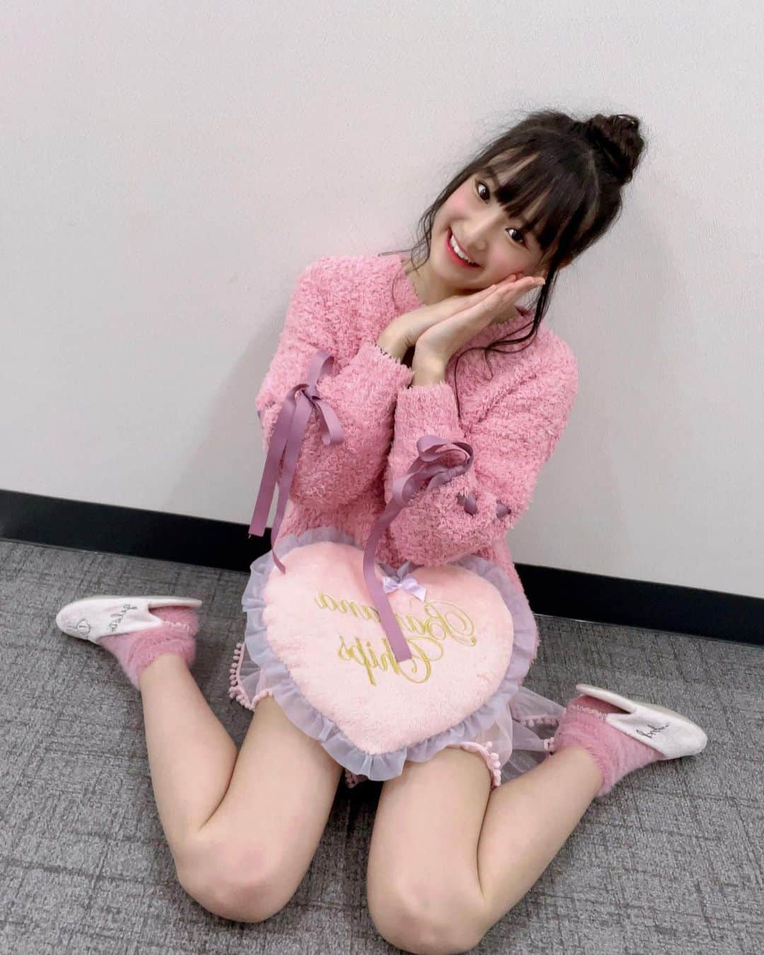 岡本怜奈さんのインスタグラム写真 - (岡本怜奈Instagram)「♡﻿ 🌙.*·̩͙GoodNight･:*🐑☁﻿ ﻿ #オンラインお話し会﻿ ありがとうございました﻿ ﻿ 今日はバレンタインイブなので、﻿ パジャマパーティーっぽくしてみたよ💕﻿ ﻿ ﻿ #fashion﻿ ✔️𝒑𝒂𝒋𝒂𝒎𝒂𝒔 #risamagli(@risamagli)﻿ ✔️𝒔𝒍𝒊𝒑𝒑𝒆𝒓  #gelatopique (@gelatopique_official)﻿ ﻿ ﻿ ﾋｰﾄﾃｯｸﾐｴﾃﾙ( ˊᵕˋ ;)💦﻿ ♡﻿ ♡﻿ #岡本怜奈 #れなたん #nmb48 #バレンタインイブ﻿ #パジャマ #パジャマコーデ #コーデ #パジャマ女子 ﻿ #パジャマ姿#部屋着女子 #ルームウェア ﻿ #おだんごヘア #ヘアアレンジ #happy #Instagood」2月13日 22時21分 - renatan1222