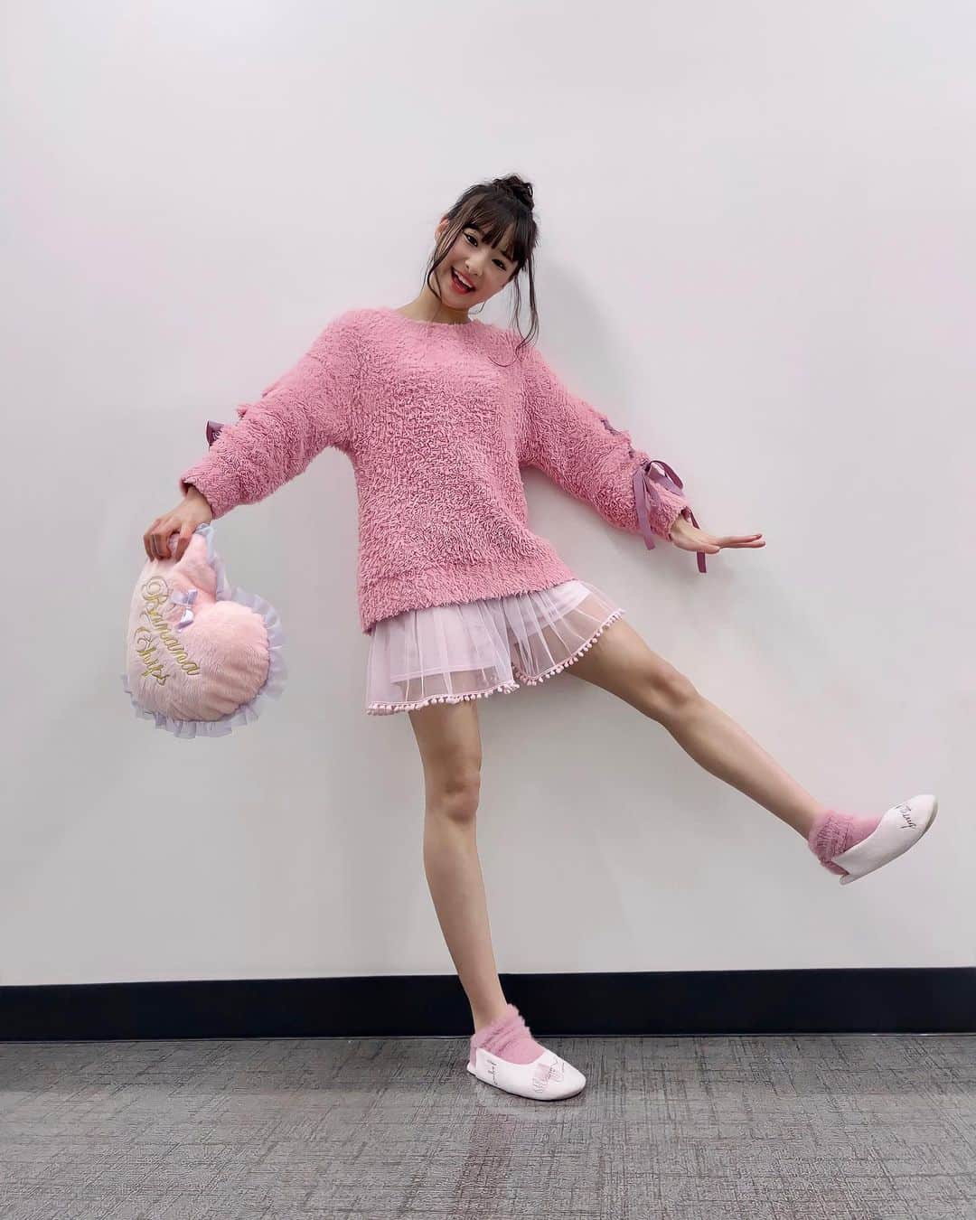 のインスタグラム：「♡﻿ 🌙.*·̩͙GoodNight･:*🐑☁﻿ ﻿ #オンラインお話し会﻿ ありがとうございました﻿ ﻿ 今日はバレンタインイブなので、﻿ パジャマパーティーっぽくしてみたよ💕﻿ ﻿ ﻿ #fashion﻿ ✔️𝒑𝒂𝒋𝒂𝒎𝒂𝒔 #risamagli(@risamagli)﻿ ✔️𝒔𝒍𝒊𝒑𝒑𝒆𝒓  #gelatopique (@gelatopique_official)﻿ ﻿ ﻿ ﾋｰﾄﾃｯｸﾐｴﾃﾙ( ˊᵕˋ ;)💦﻿ ♡﻿ ♡﻿ #岡本怜奈 #れなたん #nmb48 #バレンタインイブ﻿ #パジャマ #パジャマコーデ #コーデ #パジャマ女子 ﻿ #パジャマ姿#部屋着女子 #ルームウェア ﻿ #おだんごヘア #ヘアアレンジ #happy #Instagood」