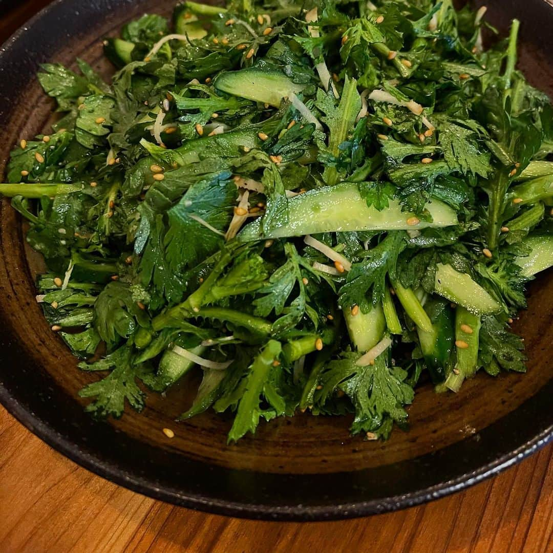 吉野千穂のインスタグラム：「千穂飯🌿 『春菊ときゅうりの生姜サラダ』  千穂飯の定番、春菊サラダ。 春菊と生姜が合う！ 魚料理にも肉料理にもいけるサラダです🥗  春菊1袋、きゅうり1本、生姜ひとかけ(15gくらい)、白いりごま、ごま油、塩、こしょう、仕上げにポン酢をちょろっと加えて味をととのえました！  春菊は茎が硬いので根元の方は斜め切りに(余裕があれば葉と茎を分けて切ると○)、きゅうりは縦半分に切って斜め薄切り、生姜は千切りに。  むしゃむしゃたっぷり食べて満足☺️  🌱春菊はビタミン、ミネラル豊富で野菜の中でトップクラスの栄養価。生で食べることで栄養素を逃さず食べれて油脂と合わせることで吸収力もアップします！ * * #春菊#春菊サラダ#きゅうり#しょうが#生姜#サラダ#サラダレシピ#緑黄色野菜#簡単レシピ#作り置き#作り置きレシピ#常備菜#千穂飯#管理栄養士ごはん#管理栄養士#吉野千穂#おうちごはん#毎日ごはん#朝ごはん#お昼ごはん#晩ごはん#今日のごはん#おうち居酒屋#おつまみ#おつまみレシピ#フードスタイリスト」