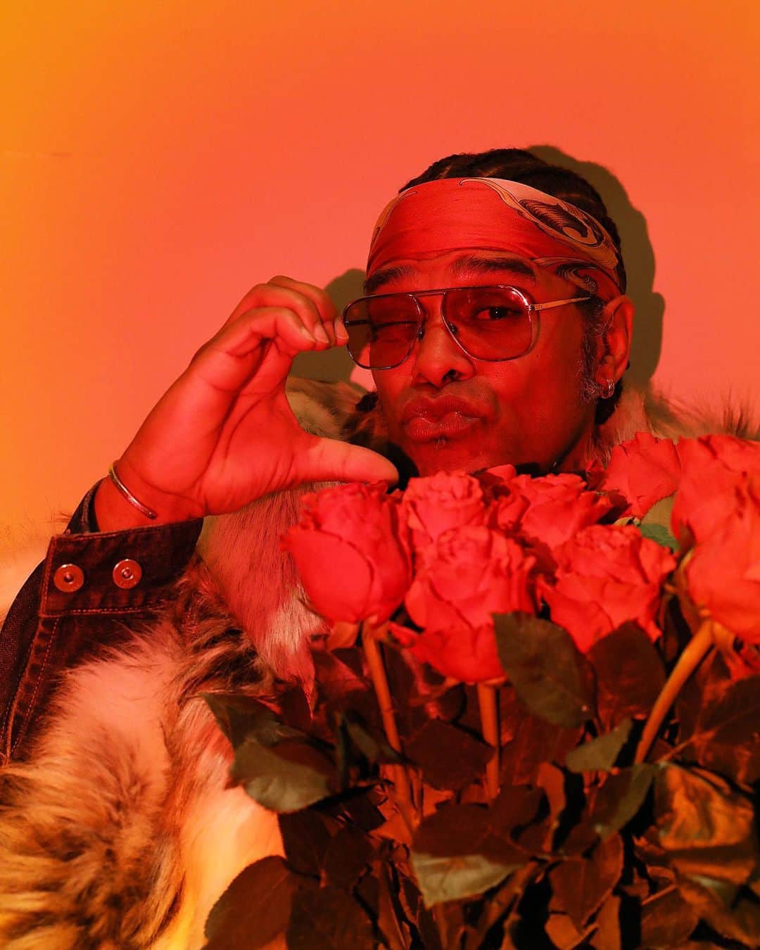 マックスウェルのインスタグラム：「1/2 VILLAIN • 💔 1/2 VALENTINE • ♊️   ‼️: only faux fur • @peta • ♻️ • 🌹  📸: @muszemedia • 2.11.2021」