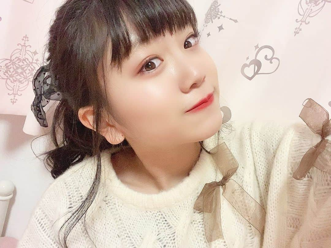 村田万葉のインスタグラム：「💇‍♀️ ・ ・ わかりづらいけど実はちょっとかみきった🥺✨ ・ またわかりやすい写真とります☺︎ ・ ・ ・ ・ #ポニーテール #リボン #ニット #アイドル #モデル #村田万葉」