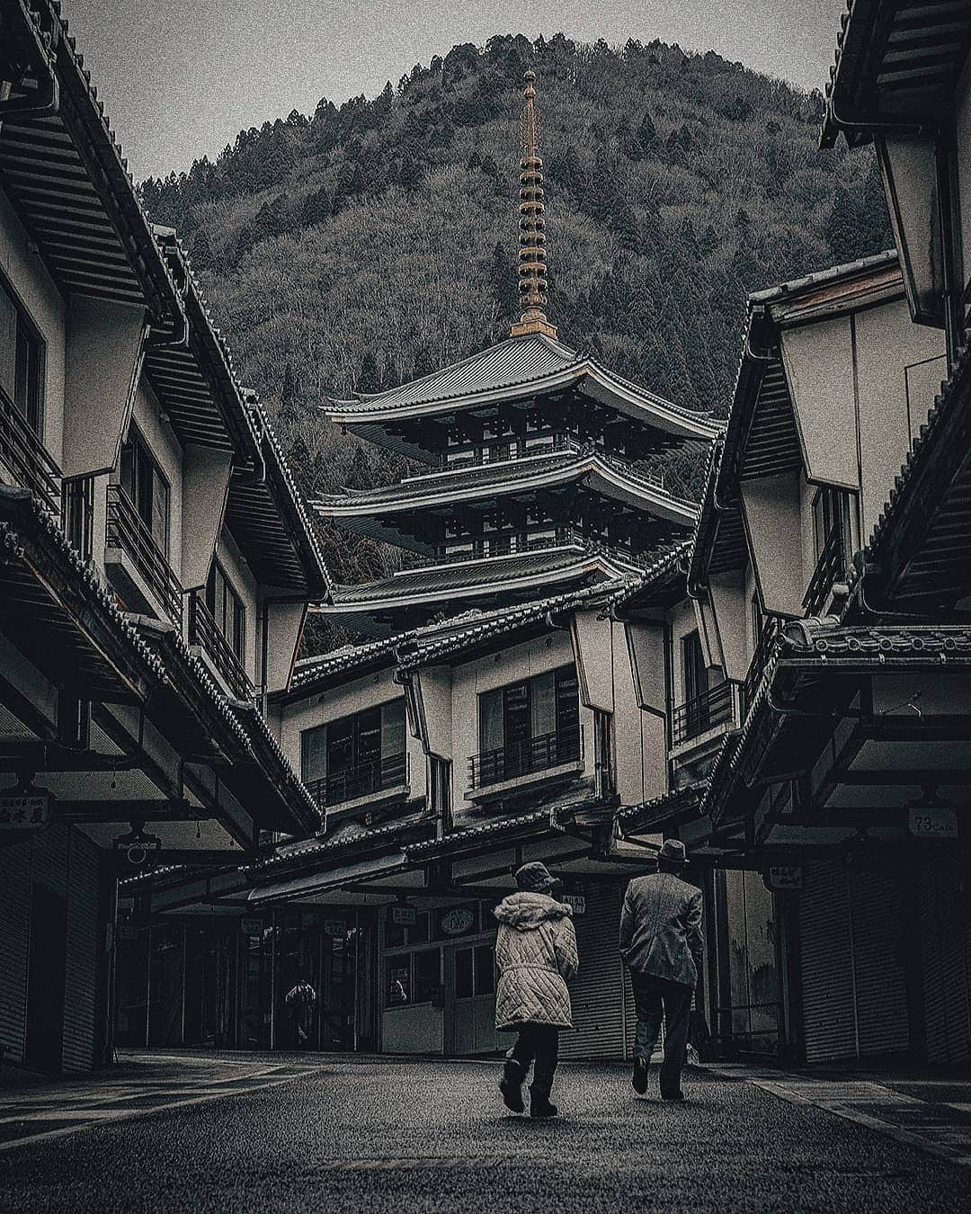 Berlin Tokyoさんのインスタグラム写真 - (Berlin TokyoInstagram)「Magnificence and tranquility coexist in the presence of the biggest Buddha statue in Japan. . . The Daishizanseidaiji temple was built by a wealthy industrialist with his own money. The five-story pagoda is the tallest in Japan also the etizen big buddha is the biggest in Japan (Among those sitting inside the building). There are 1,712 stone Buddhas placed around the building. . . . #hellofrom Fukui, #Japan」2月13日 22時15分 - tokio_kid