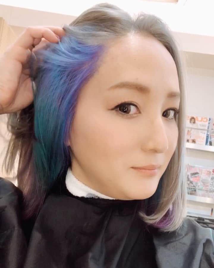 木村真野のインスタグラム：「ベースシルバー😘 インナーカラー紫青ピンク😘 ド派手になりました。笑 @dauzed_nagase」