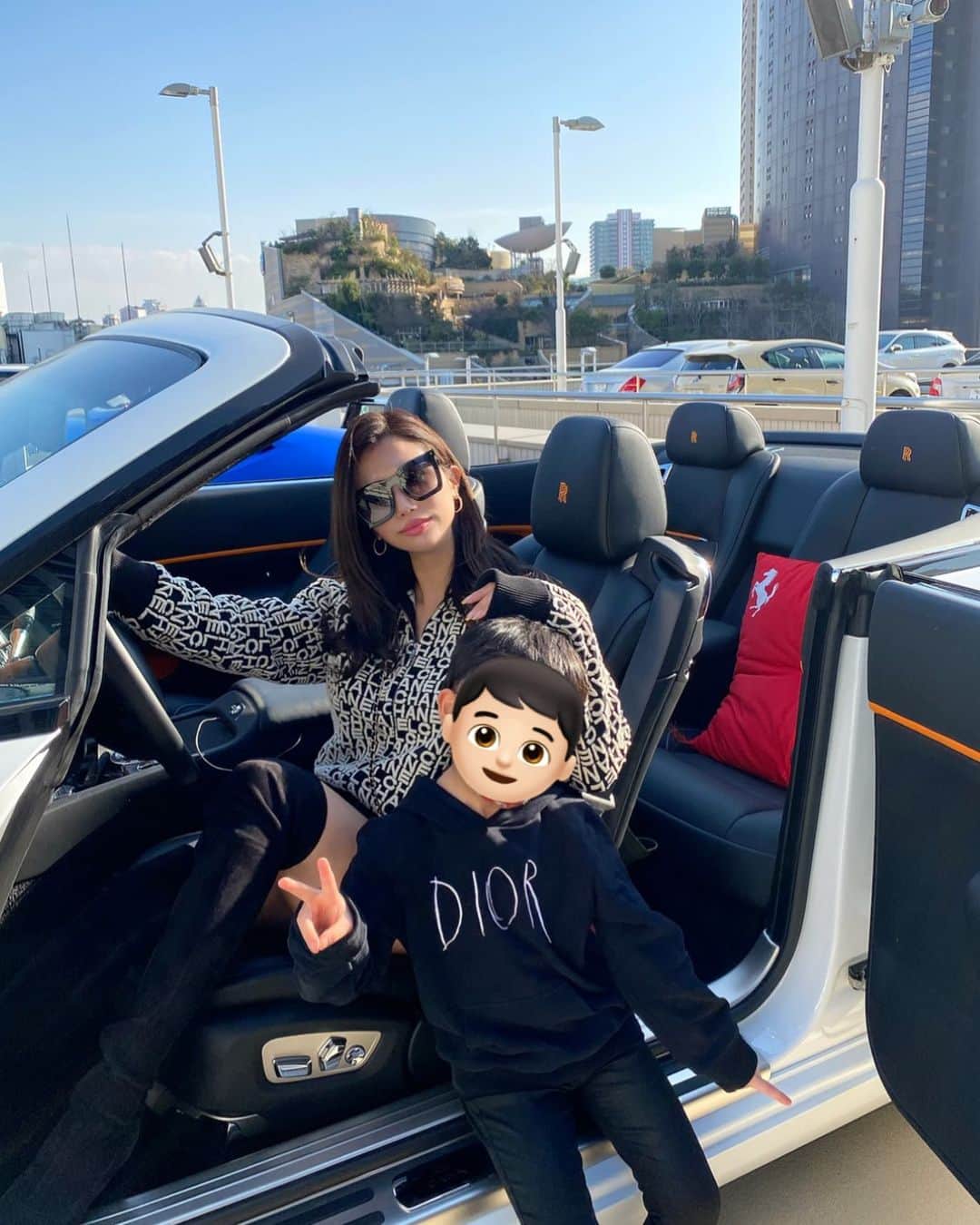 のインスタグラム：「今日はすごくお天気よかったからドライブ日和😎✨でもオープンは髪乱れるし日焼けするから長時間はNGだねー🥲💔 #ブラックバッチ #ロールスロイス#dawn」