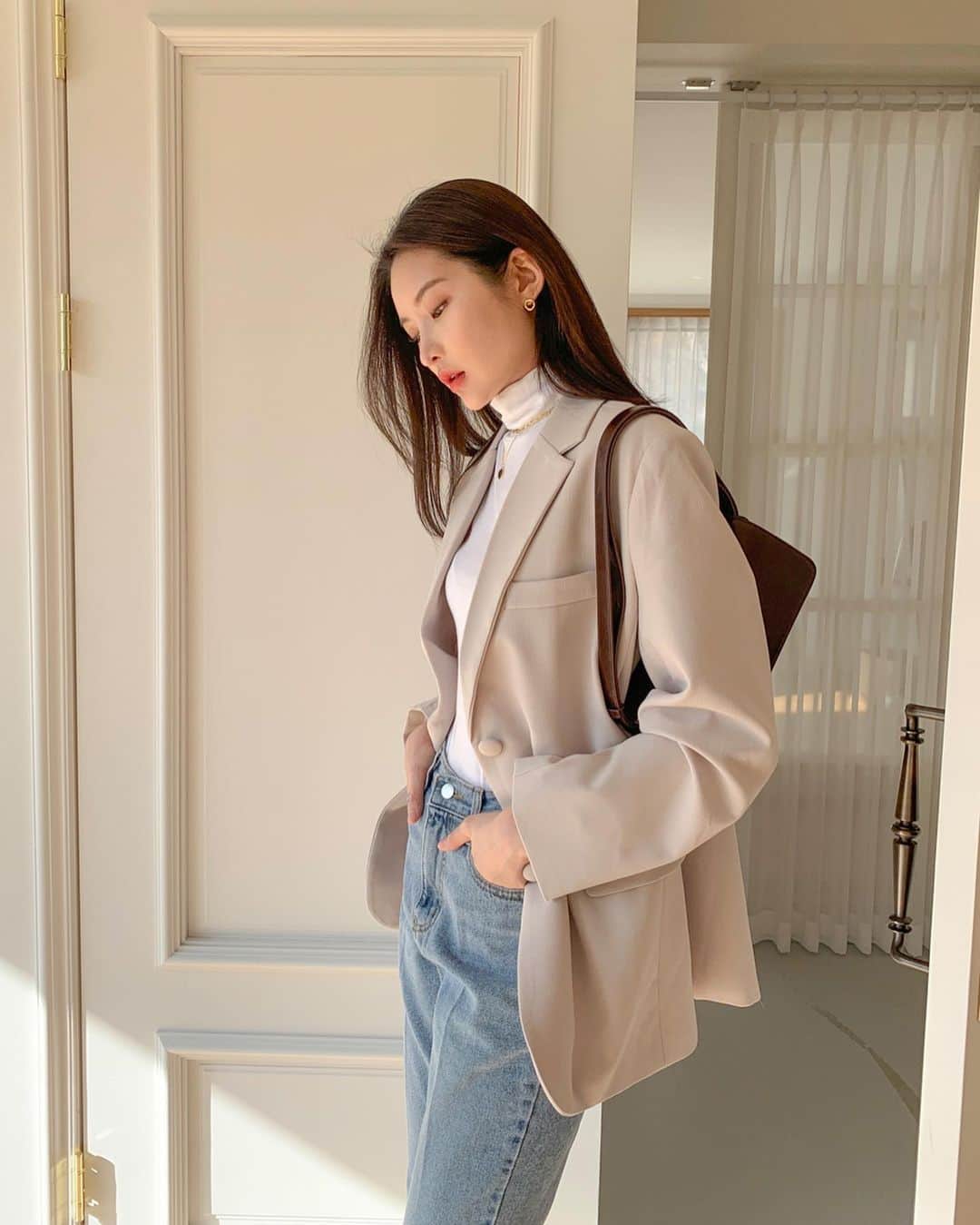 Chuuのインスタグラム：「재킷의 계절, 봄🌸 싱글 투버튼 베이직 핏의 재킷! 루즈한 핏으로 데일리룩으로 툭 걸쳐입기 좋은 아우터로 편하게 입기 좋아요! 오버핏 재킷을 찾고 있는 츄멤님들이라면 요 재킷 강추할게요💚  #chuu#츄 #lovely_daily_look_chuu」