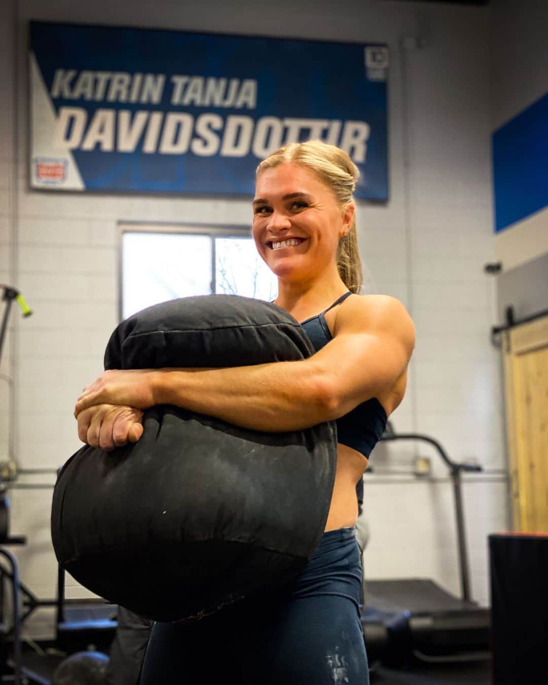 Katrin Tanja Davidsdottirのインスタグラム：「Wasn’t this good of a time for a very long time hehe .. // @roguefitness BEAR HUG CHALLENGE 💥🐻🤝 WHO’S IN? - How long do you think I can hold this 150lb sandbag for? Tell me your times in the comments if you attempt this! - If you want to participate go to www.roguefitness.com/challenge to register. All you need is a 200lb / 150lb sandbag & a whole lot of grit, grind & determination .. this comes down to who wants it the most 😎 challenge runs through mon feb 15th. (Link in my bio & link in swipe up in my stories) - Good luck. Have fun. Happy saturday everyone! xxx」