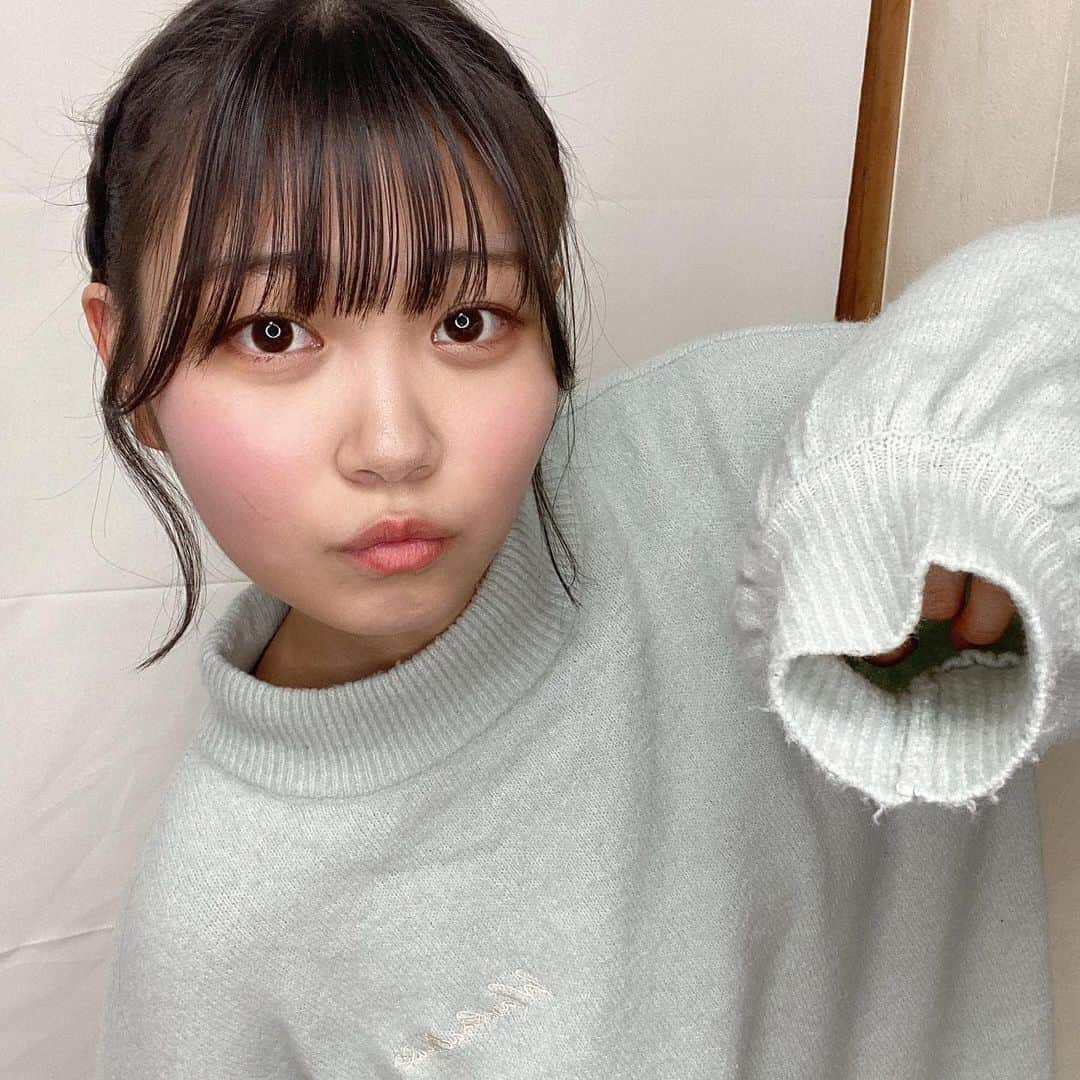 小澤愛実さんのインスタグラム写真 - (小澤愛実Instagram)「﻿ お袖だまだま 🦭  明日のバレンタインは何して過ごすのー！☺︎﻿ ﻿ ﻿ #ラストアイドル #シュークリームロケッツ #小澤愛実  #セーター #ミントグリーン #編み込みアレンジ」2月13日 22時19分 - aimin0409